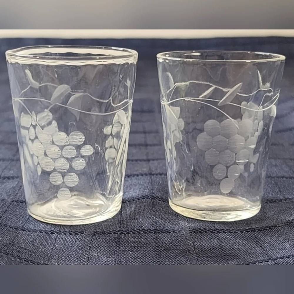 2 Vintage Grapes And Grapevine Etched Glass Shot‎ Glasses
